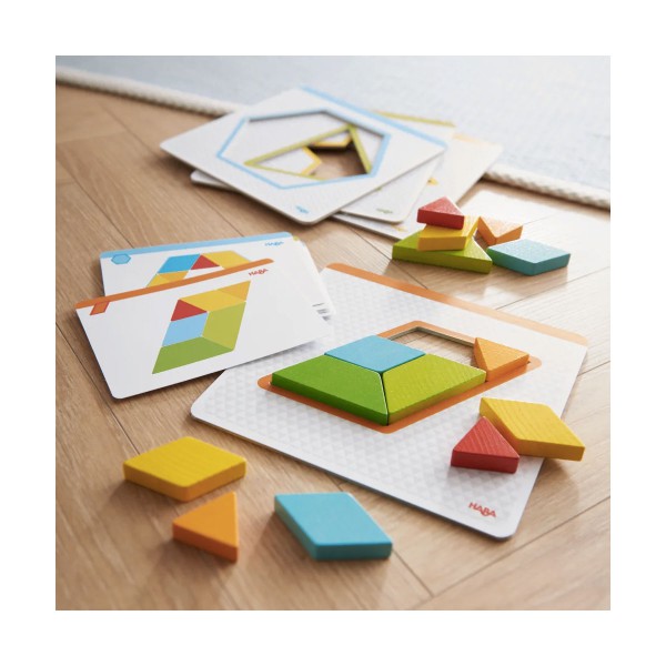 Jeu d'assemblage Formes multicolores, modèle et éléments du jeu sur table